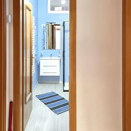 Cozy With Sea View In - 80 M² Апартаменти *